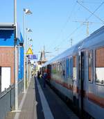 101 040-4 als IC 2201 (Linie 35) nach Köln Hbf bzw. RE 52201 nach Leer(Ostfriesl) steht im Bahnhof Norden auf Gleis 1 bereit. Im Hintergrund ist die Frisia-Mühle zu sehen. [26.7.2017 - 10:04 Uhr]
