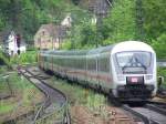 Dieser IC nach Mnchen Hbf fuhr am 09.05.07 auf der Geislinger-Steige, hier kurz hinter dem Bahnhof Geislingen. Gut zu sehen ist die Schwarzlackierte Platte mit dem DB-Zeichen auf dem IC-Steuerwagen.