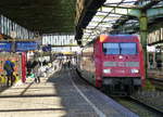 101 100-6 DB kommt mit dem IC 2009 von Emden-Hbf  nach Köln-Hbf und hält in Duisburg-Hbf und fährt dann weiter in Richtung Düsseldorf-Flughafen,Düsseldorf-Hbf.