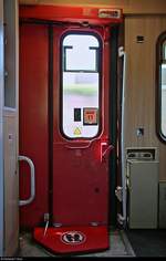 Blick auf den Türbereich eines Personenwagens der Gattung  ABvmz  (61 80 39-95100-8 D-DB).
