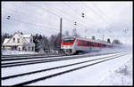 Mit einem roten Steuerwagen voraus braust hier ein Intercity am 17.2.1999 bei Hiddenhausen Schweicheln in Richtung Bielefeld.