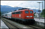 DB 110180-7 steht hier am 11.5.2002 um 15.42 Uhr im Bahnhof Garmisch Partenkirchen vor dem IC 119 Alpenland.