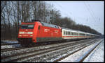 DB 101004-0 mit Preiswerbung ist hier am 1.2.2003 um 10.48 Uhr in Natrup Hagen mit einem Intercity in Richtung Münster unterwegs.