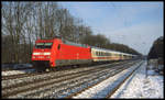 DB 101092-5 fährt hier am 1.2.2003 um 9.44 Uhr mit einem Intercity Richtung Münster durch den Bahnhof Natrup Hagen.