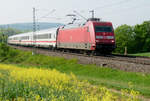 ICE 2208 München - Berlin fährt bei Redwitz in Richtung Kronach.