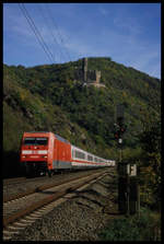 Im Umleiterverkehr nach Koblenz kam 101025 am 14.10.2003 um 14.28 Uhr bei Burg Maus über die rechte Rheinstrecke entlang.