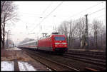 Auf dem Hauptgleis in Richtung Minden fahrend passiert hier die 101091-7 am 29.01.2005 mit einem Intercity den Haltepunkt Hiddenhausen Schweicheln.