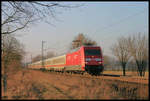 101119 mit Preis Werbung der DB erreicht hier am 6.2.2005 morgens mit ihrem IC aus Münster kommend den Ortsrand von Hasberge.