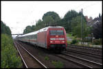 101122-0 fährt hier am 9.8.2005 mit einem Intercity in Richtung Hannover durch Schweicheln.