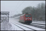 101020 mit Preis Werbung kommt hier am 17.12.2005 um 12.05 Uhr durch den frisch eingeschneiten Bahnhof Natrup Hagen und ist in Richtung Osnabrück unterwegs.