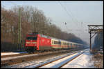 Preis Werbelok 101135-2 fährt hier am 29.1.2006 um 9.48 Uhr mit einem Intercity in Richtung Münster durch den Bahnhof Natrup Hagen.