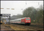 101134-5 mit Preis Werbung fährt hier am 18.3.2006 um 16.06 Uhr mit einem IC in Richtung Osnabrück durch den Bahnhof Natrup Hagen.