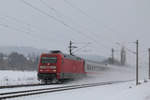 11. Dezember 2012, Der Schnee hat den sensiblen ICEs wohl schon wieder zugesetzt. Hier fährt ein lokbespannter IC verspätet aber wahrscheinlich im Plan des ICE 1607 Hamburg Altona - München Hbf durch den Haltepunkt Küps.