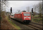 Am Ortsrand von Hasbergen war am 18.01.2020 um 10.42 Uhr die noch immer mit Preis Werbung versehene 101121-2 mit dem Intercity nach Stuttgart unterwegs.