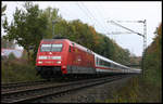 DB 101047-9 mit Feuerwehr Werbung ist hier am 7.10.2007 um 13.45 Uhr am Ortsrand von Hasbergen mit dem IC 2029 nach Passau unterwegs.