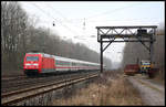 101087-5 kommt hier am 26.12.2007 um 11.43 Uhr mit einem Intercity in Richtung Münster über die Rollbahn durch den Bahnhof Natrup Hagen.