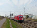 DB 245 022 mit dem IC 2155 von Duisburg Hbf nach Gera Hbf, am 17.04.2020 in Vieselbach.