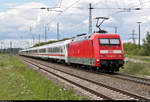 Nachschuss auf 101 047-9 mit 101 030-5, mit Werbung für die Bahn-BKK, als umgeleiteter IC 1956 (Linie 51) von Leipzig Hbf nach Karlsruhe Hbf, der den Bahnhof Angersdorf auf der Bahnstrecke