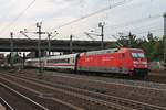 Einfahrt am Abend des 18.07.2019 von der 101 105-5 mit ihrem InterCity auf Gleis 2 in den Bahnhof von Hamburg Harburg.