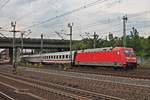 Nachschuss auf 101 032-1, als diese zusammen mit der 101 013-1 am Abend des 18.07.2019 mit ihrem InterCity in den Bahnhof von Hamburg Harburg fuhren.