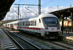 Nachschuss auf Bpmmbdzf 286.1 (61 80 80-91 128-1 D-DB) mit Zuglok 101 077-6 bei der Ausfahrt aus dem Bahnhof Leinefelde auf Gleis 1.