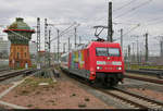 101 066-9  #Einziganders , mit Werbung für railbow, das LGBTIQ*-Netzwerk der DB, und Schublok 101 080-0 erreicht Halle(Saale)Hbf auf Gleis 9.