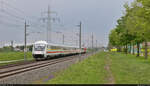 [Reupload]

Am Nachmittag ging's für den IC1-Park wieder gen Norddeutschland. Mit Bpmmbdzf <sup>286.3</sup> (61 80 80-91 301-4 D-DB) und Schublok 101 090-9 hat er soeben die Blockstelle (Bk) Braschwitz passiert.

🧰 DB Fernverkehr
🚝 IC 2034 (Linie 56) Leipzig Hbf–Norddeich
🚩 Bahnstrecke Magdeburg–Leipzig (KBS 340)
🕓 14.5.2021 | 16:12 Uhr
