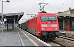101 073-5 wartet mit einem richtigen IC beim Richtungswechsel in Magdeburg Hbf auf Ausfahrt. Der Zug sprang mal wieder für einen IC2 ein.

🧰 DB Fernverkehr
🚝 IC 2048 (Linie 55) Dresden Hbf–Köln Hbf
🕓 10.1.2022 | 12:04 Uhr
