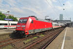 Der InterCity nach Hannover Hbf steht im Startbahnhof Hamburg-Altona bereit zu Abfahrt.