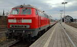 Bereitstellung des IC 2152 von Gera nach Düsseldorf in Geras Hbf am 09.02.2022. Die 218 437 ist am jeden Tag die Ersatzlok für die sonst dort fahrenden 246 Baureihen. 