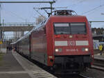 Hier ist die BR 101 090 9 mit dem Intercity 2013 nach Obersdorf in Bonn-Beuel auf Gleis 1 zu
sehen.