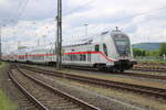 DB IC2 4901 (D-DB 50 80 86-81 901-0 DBpbzfa 668.4) als IC 2065 von Karlsruhe Hbf nach Leipzig Hbf, am 04.05.2024 in Lichtenfels. Standort ffentlicher Weg neben dem Gleis.