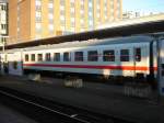 Ein Bimz-Wagen mit IC 2870 auf Gleis 1 im Freiburg(Breisg) Hbf. Der IC 2870 ist ein Ersatzzug des ICE 70. Aufnahme am 13.01.2008