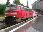 218 487-7 steht an einem verregnetem Herbsttag mit IC 2121 von Puttgarden nach Frankfurt am Main Hbf im Lbecker Hbf und wartet auf die Abfahrt.