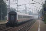 Nachschuss auf den IC nach Westerland bei der Durchfahrt von Elmshorn auf Gleis 2. 27.08.08