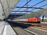 Kurzer Halt fr IC2140 nach Kln mit Lok 101 111-3 am 03.04.2009 im Bahnhof des Flughafens Leipzig-Halle. Links im hinteren Teil des Bahnhofs zu sehen der RE Richtung Leipzig Hbf.