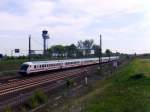 IC 2048 nach Kln erreicht am 27.04.2009 den Flughafenbahnhof der Messestadt Leipzig. In der Bildmitte ist der Tower des Airports zu sehen.