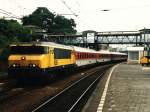 1639 mit EC 146 Amsterdam CS-Kln Hbf auf Bahnhof Arnhem am 1-7-1996. Bild und scan: Date Jan de Vries.