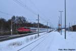 Am klirrend kalten 10.01.10 war 115 166-1 mit IC 142 Berlin-Ostbahnhof - Asterdam Central unterwegs und passiert hier den Haltepunkt des Ortes Elstal,rechts erstrecken sich die Gleisanlagen des