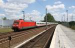 27.5.2012 Ersatzzug IC 2505 / 101 027 auf dem Berliner Aussenring passiert S-Bahn Haltepunkt Mhlenbeck-Mnchmhle auf dem Weg nach Ostseebad Binz. Umleitung wegen Totalsperrung der Stettiner Bahn aufgrund von Brckenarbeiten.