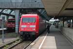 Am 10.05.2013 satnd auch in Karlsruhe Hbf, die erst seit kurzem wieder fahrende 101 024-8 mit frischem Neulack mit einem IC zur abfahrt bereit. Am 11.09.2011 verunfallte 101 024 bei St.Goar mit einem IC, als ein Erdrutsch mengen von Dreck und Schlamm auf die Gleise rutschten. Leider fuhr die Lok mit voller Wucht in den Dreckhaufen rein. Danach konnte die 024 nicht mehr fahren und wurde so schnell wie mglich nach Dessau gebracht, wo sie dann wieder Aufgearbeitet wurde. Seit ca. 01.05.2013 wieder im Einsatz. Links im Hintergrund erkennt man auch die Prototypenlok 101 003-2, ebenfalls mit einem IC.