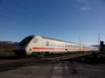 IC1282 ist am 15.02.2014 von Innsbruck nach München unterwegs; hier am BÜ Happing südlich von Rosenheim. Den Halt dort lässt dieser Zug aber aus