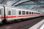 So wurde/wird der IC-Verkehr Berlin Ostbahnhof-Amsterdam Centraal realisiert.
Ein IC-Wagen der Bauart Bpmz (61 80 20-91 556-6 D-DB), eingereiht in den IC 140, hier beim Halt in Berlin Hbf am 25.07.2014.
