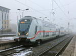 Einfahrt IC 2033 zur Weiterfahrt nach Leipzig in den nebligen Bahnhof von Magdeburg mit Schublok 146 575-6 am 22.