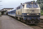 12.6.1993 - Sande Bahnhof - BR 218 255 vor InterRegio IR2587 von Wilhelmshaven nach Hannover (Bild vom Dia). Im Hintergrund ist die heute abgerissene Fußgängerbrücke zu sehen.