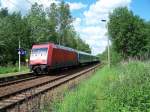 101 087 mit einem stillreinen InterRegio bei der Durchfahrt durch Chemnitz-Kinderwaldsttte am 24.05.2006