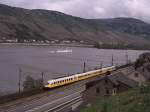 Unterhalb der Burgruine Frstenberg fhrt der Lufthansa Airport Express am Rhein entlang.