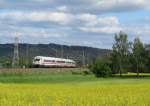 ICE 1104 nach Berlin ist am 13. Mai 2012 auf der Frankenwaldbahn bei Halach unterwegs.