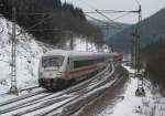 ICE 1105 nach Mnchen Hbf ist am 14. Februar 2013 bei Ludwigsstadt unterwegs.