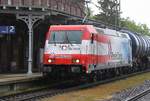 Natürlich in der Sonnenpause - Mitzieher auf RHC 185 350-6 vor Kesselwaggons durch Anklam am 24.05.2020.